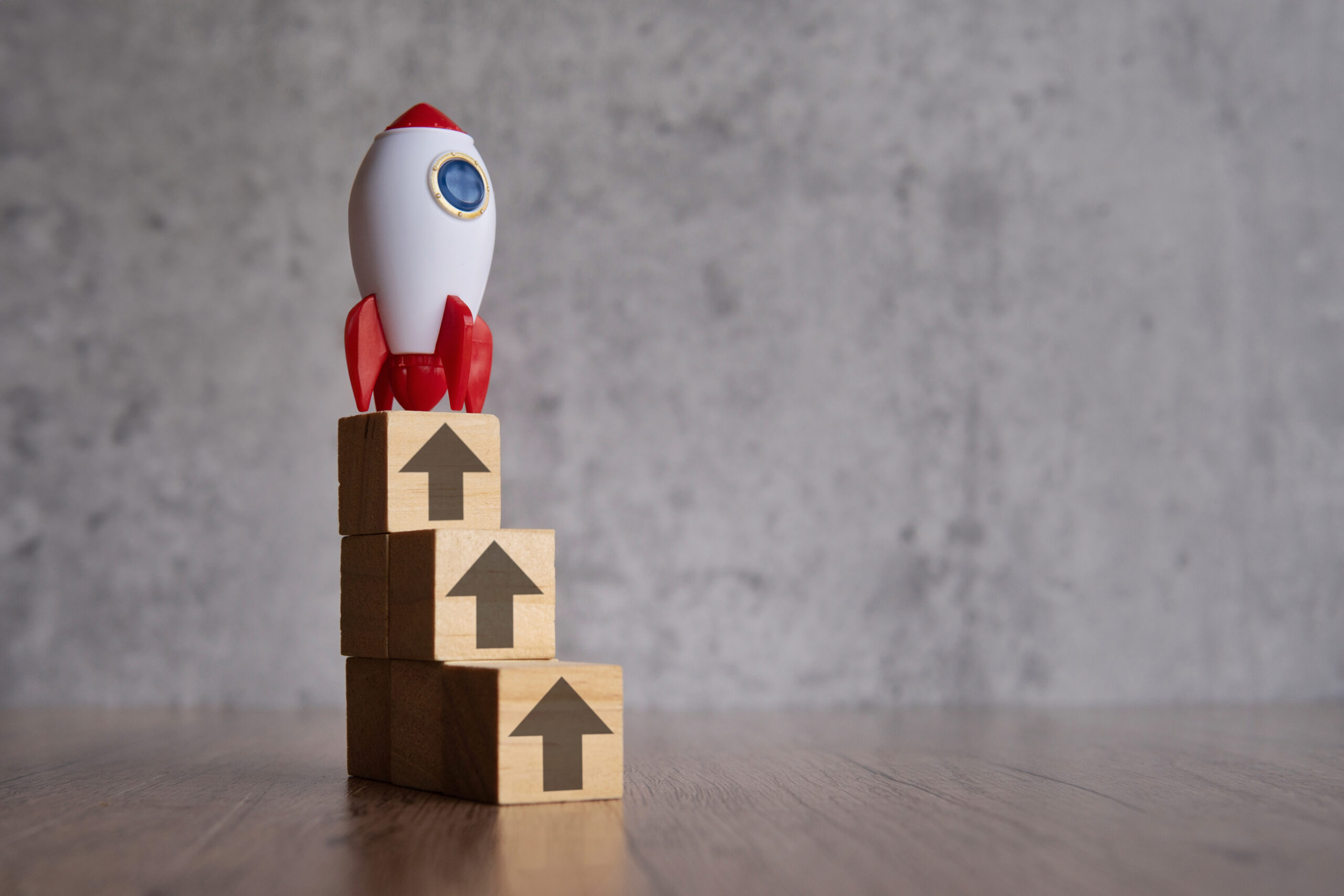 A rocket going upward with a slow customer acquisition strategy
